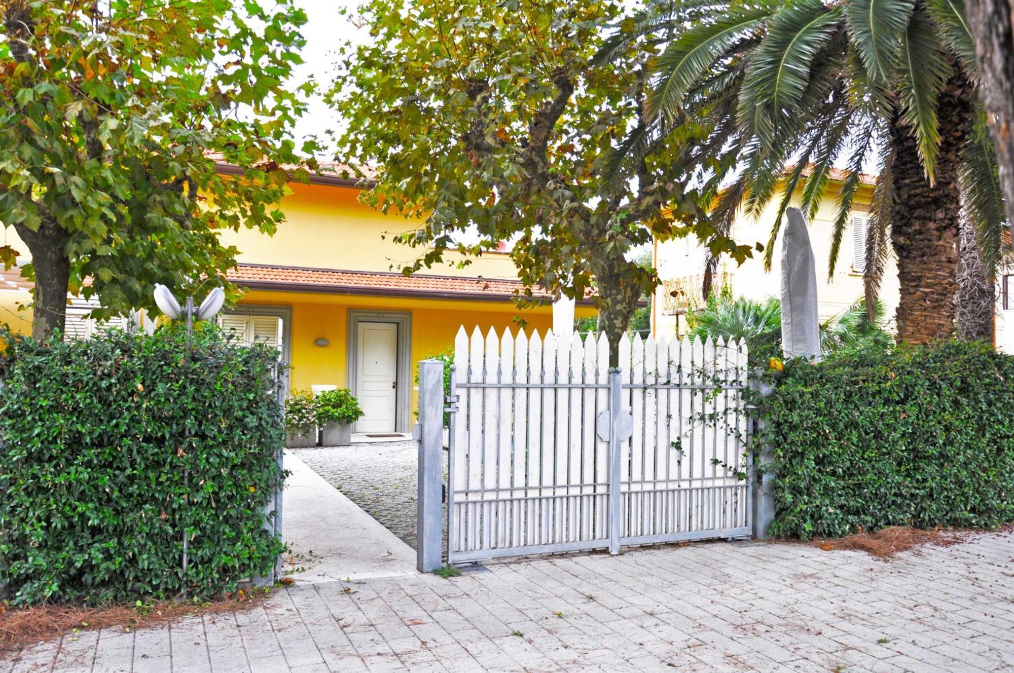 Holiday Apartments Fiumetto Marina di Pietrasanta Exterior photo